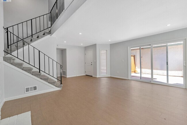 Building Photo - 390 Grovewood Loop N