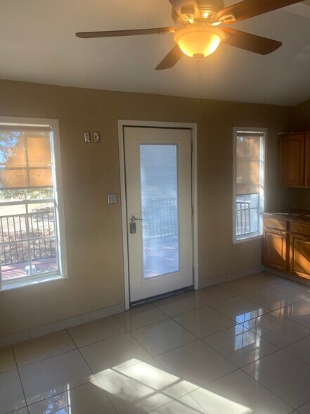 Building Photo - 1116 Lakeshore Dr