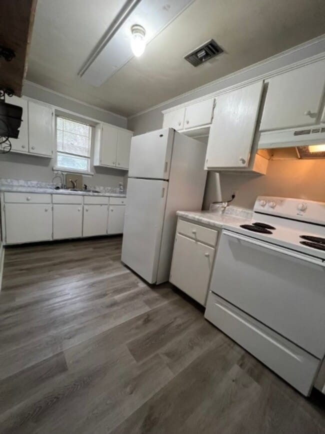 Building Photo - Home For Rent