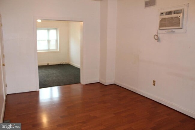 Building Photo - 618 E Philadelphia Ave