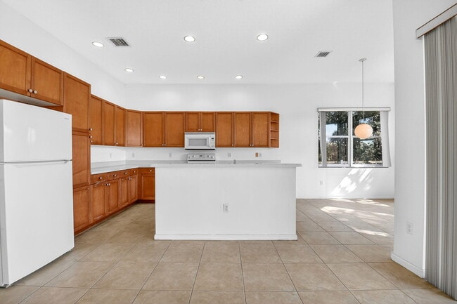 Building Photo - 2431 Westmont Dr