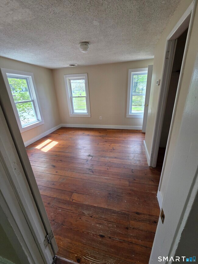 Building Photo - 22 Lakeview St