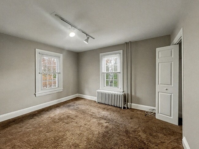 Building Photo - 4 Bedroom and 2 Bath House with In-Unit La...