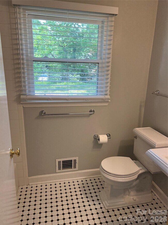 Building Photo - 1116 Bevis Dr