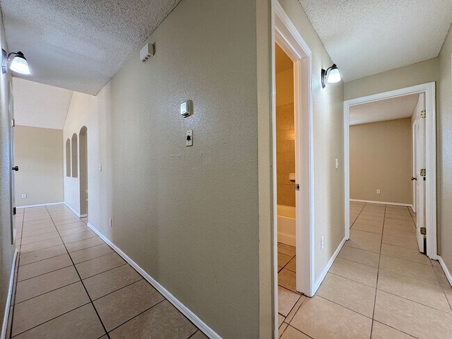 Building Photo - Northeast El Paso 4 Bed, 2 Bath close to Ft Bliss!