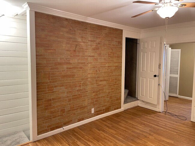 Building Photo - Private 4 Bedroom 1 Bathroom Townhome in East Hempfield Township!