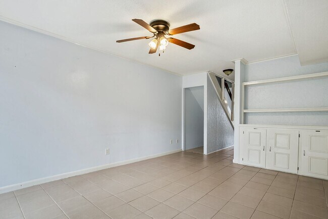 Building Photo - 2 Bedroom 1 Bath Condominium Located in Johnson City, TN