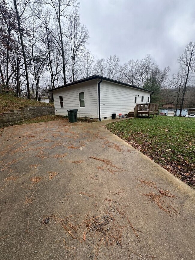 Building Photo - Updated 3BR Home Near Tennessee River | Pet Friendly