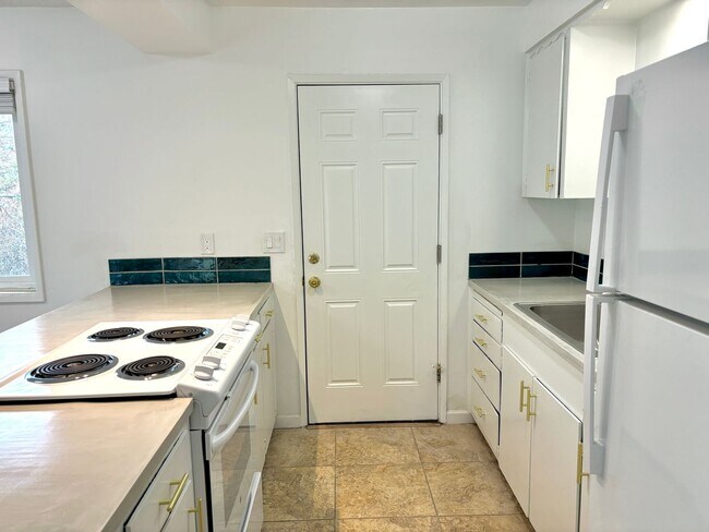 Building Photo - HALPC04