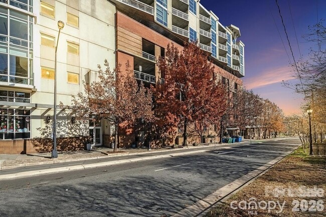 Building Photo - 505 E 6th St