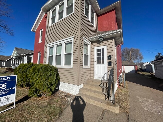 Building Photo - 556 E 5th St