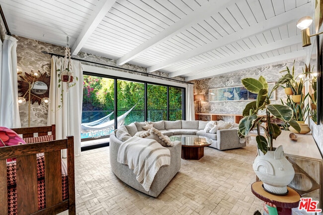 Building Photo - 2049 N Berendo St