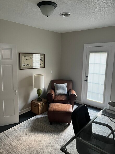 Building Photo - 611 Greenway Dr