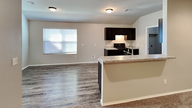 Building Photo - Very Nice 3 Bedroom House in Yukon Schools