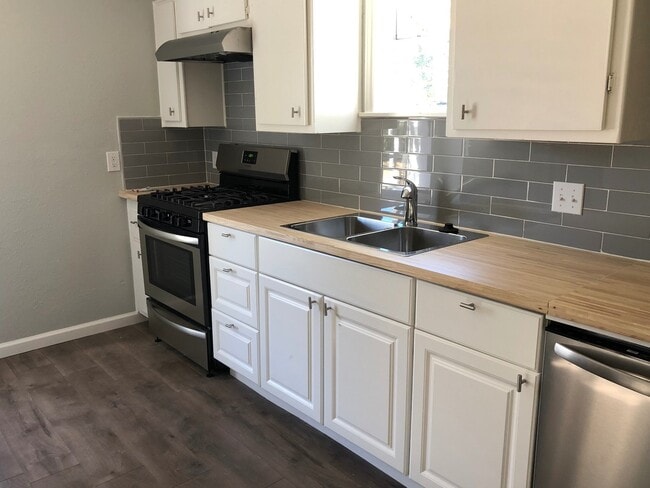Building Photo - 3bed/1.5bath w/ Carport