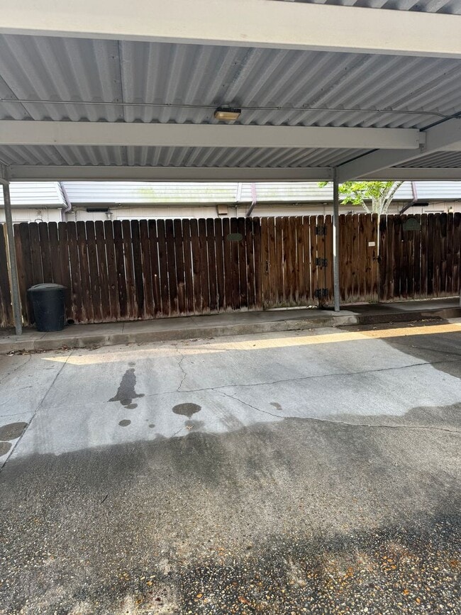 Building Photo - Beautiful 2 Bedroom Townhome off Jefferson