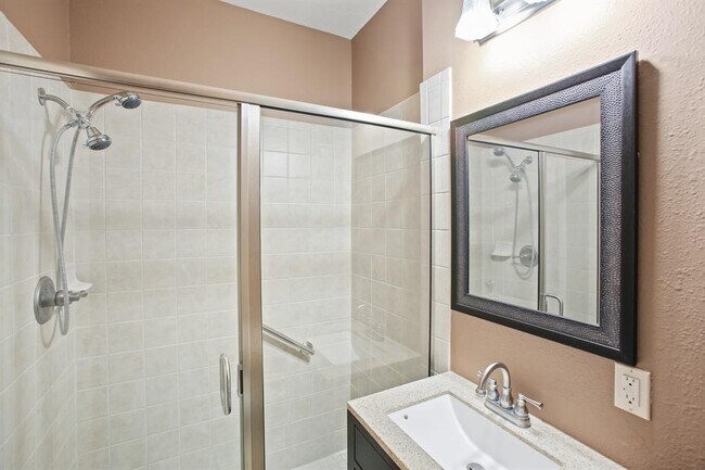Building Photo - 1606 Sunderland Dr