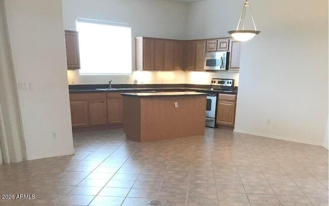 Building Photo - 890 S Golf View Dr