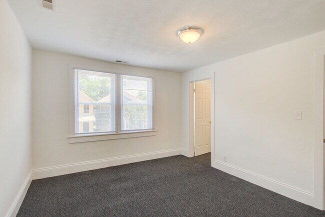 Building Photo - 6 Bed, 1.5 Bath Home in Granby School Dist...