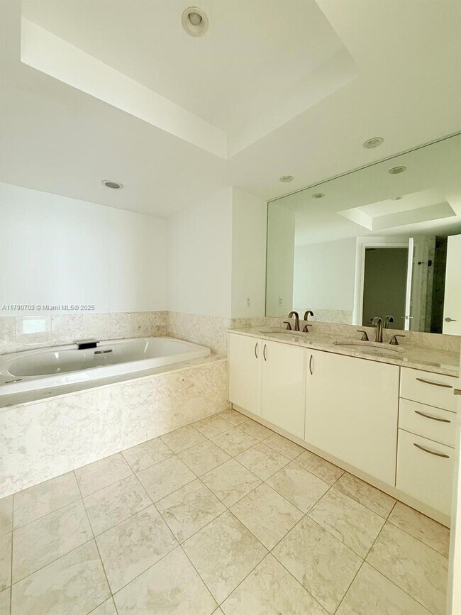 Building Photo - 1331 Brickell Bay Dr