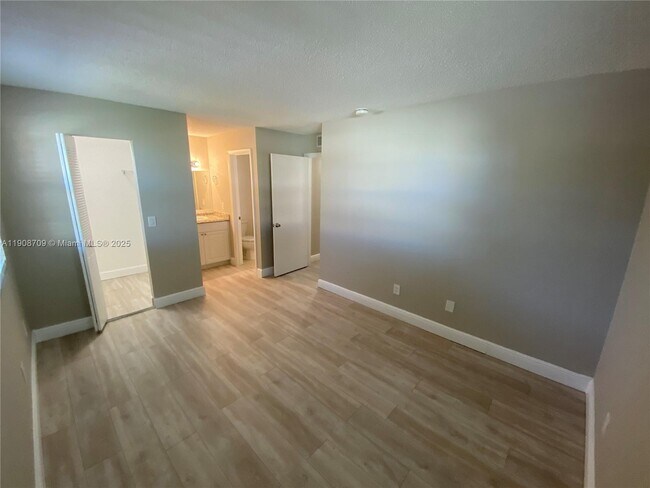 Building Photo - 1237 SW 46th Ave