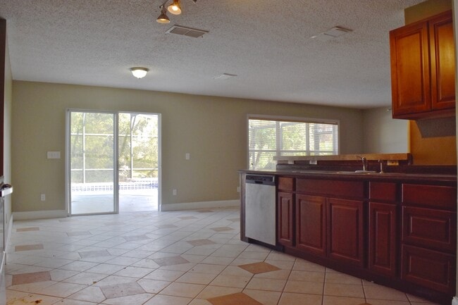 Building Photo - Avalon Park Pool Home - Gated Street - 7 B...