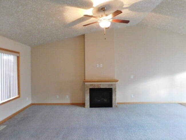 Building Photo - 3Bd/2Ba Single Story House - Available To ...