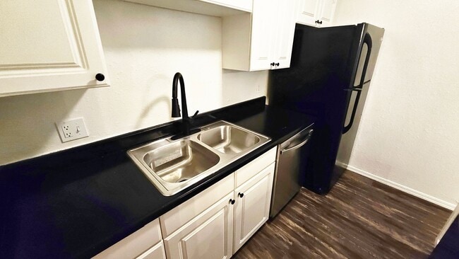 Building Photo - Updated Charming 2 Bed Condo