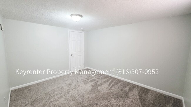 Building Photo - 4 bedroom 1.5 bath