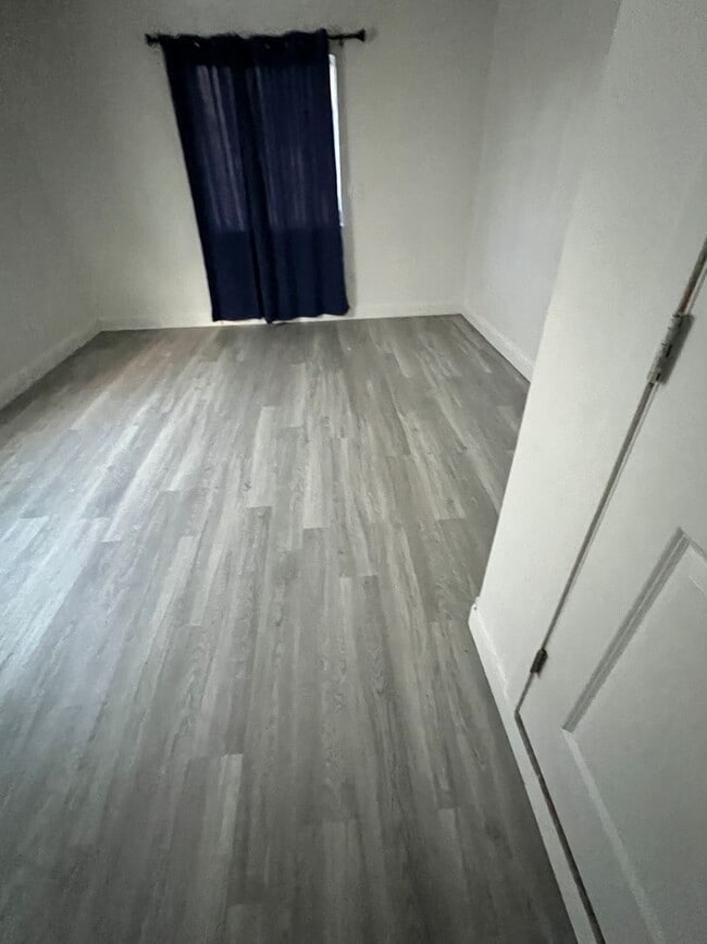 Building Photo - Large 4bd /2.75 Ba with a fenced front yard