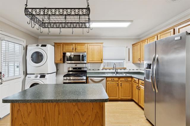 Building Photo - 416 N Oak St