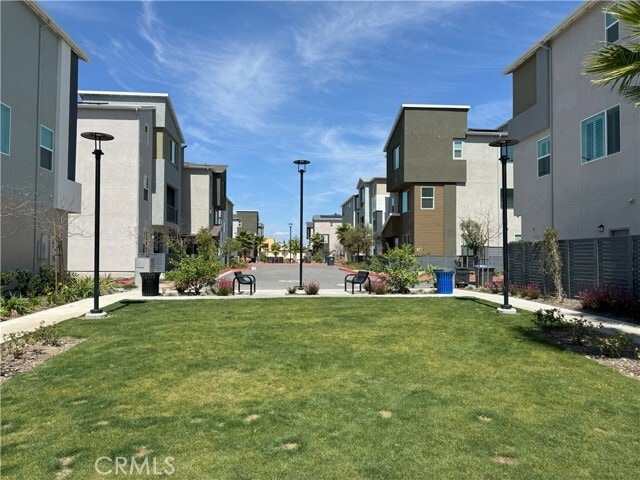 Building Photo - 913 E 2nd St