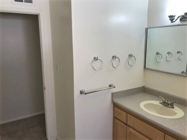 Building Photo - 541 Highland Dr