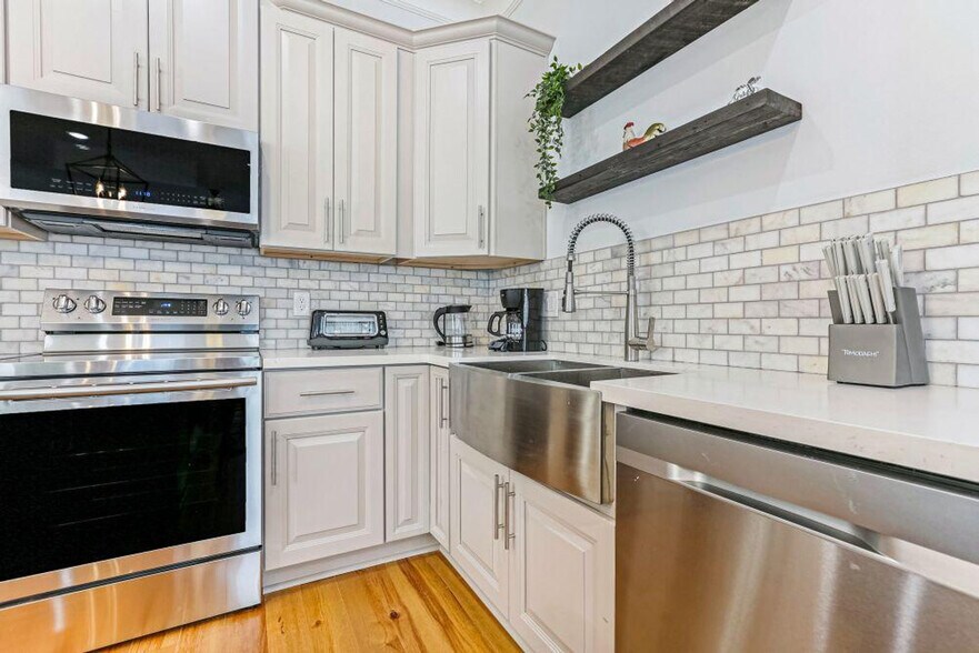 Building Photo - 1208 Carondelet St