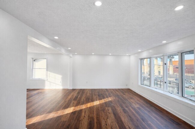 Building Photo - 87 Merseles St