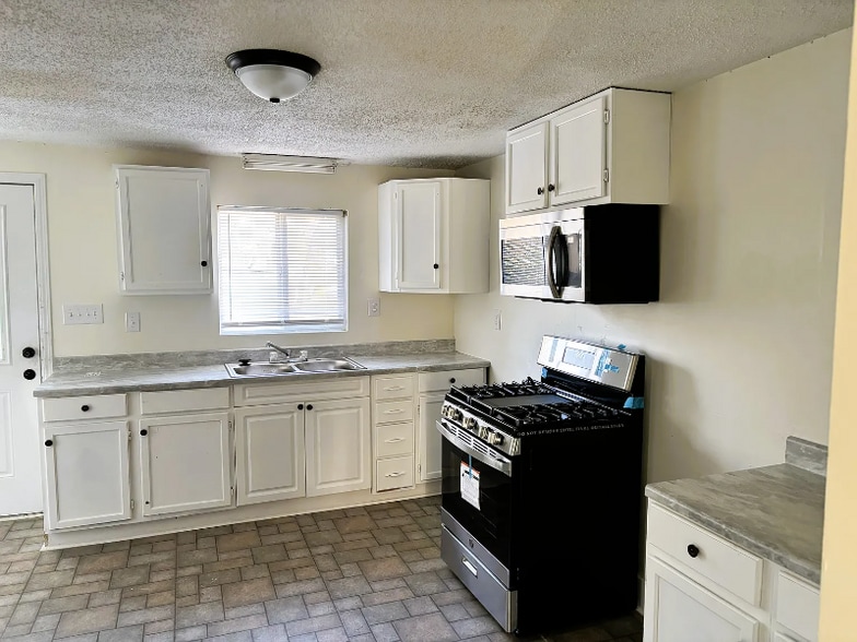 Building Photo - 118 Nat Barber Ave