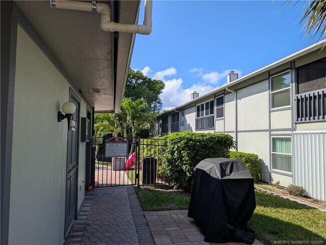 Building Photo - 8291 SE Croft Cir