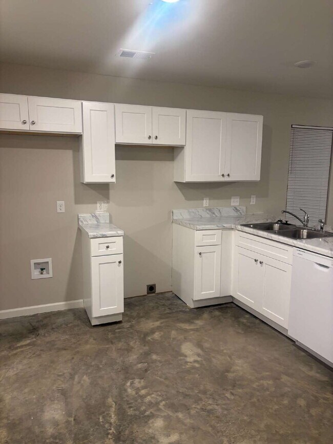 Building Photo - "Charming 4-Bedroom Retreat with 2 Full Baths on Sunny View Drive!"