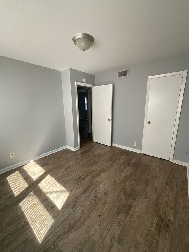 Building Photo - Absolutely Adorable two bedroom is move in ready!