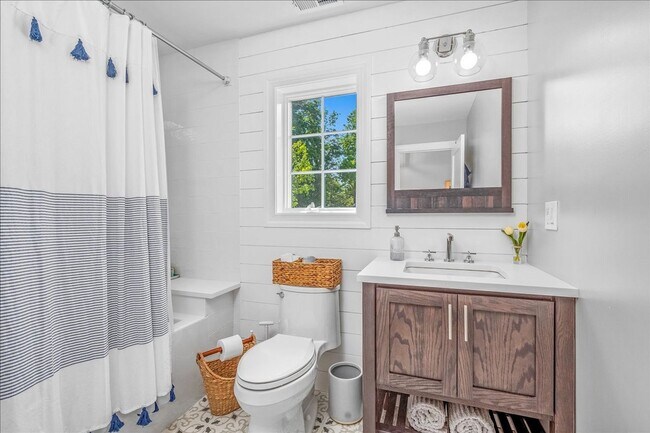 Building Photo - Beautifully Renovated 4 Bedroom 2.5 Bathroom Colonial