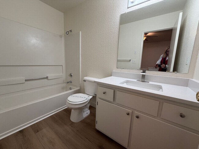 Building Photo - MOVE IN SPECIAL!  Beautifully Remodeled, Easy Living Townhome. Location, Location!