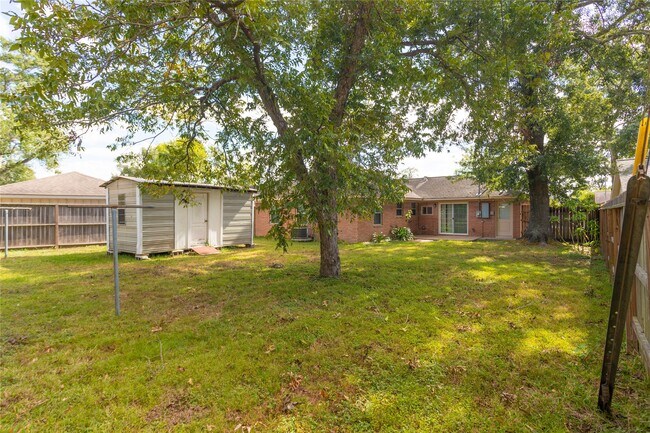 Building Photo - 9714 Cedardale Dr