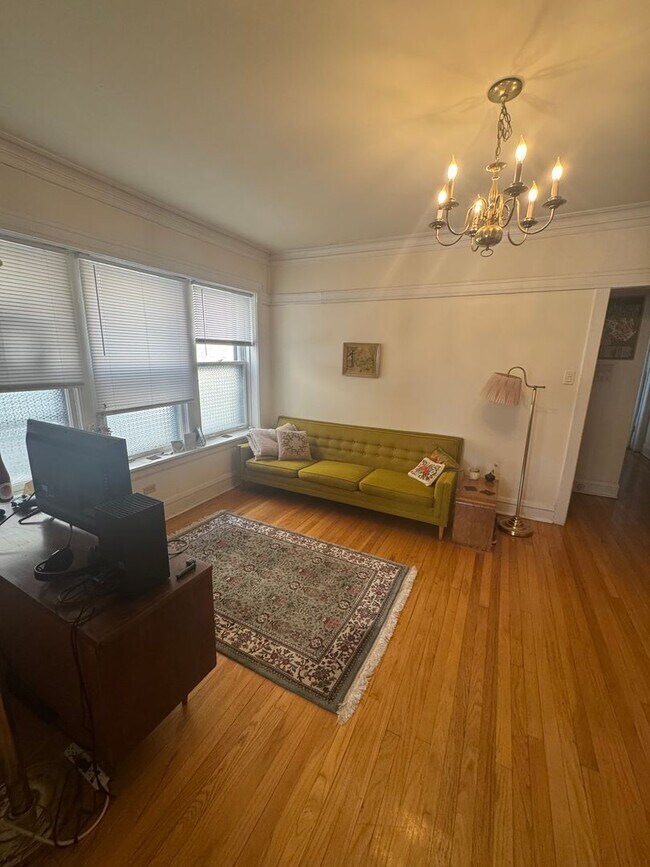 Building Photo - Lovely and Very Large Ravenswood Manor 1 BR