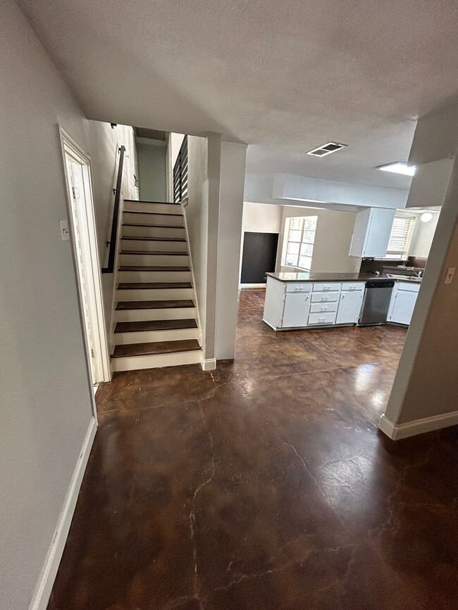 Building Photo - Discover the perfect mix of elegance and c...