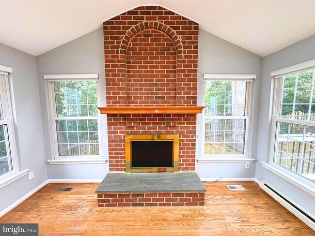 Building Photo - 3063 Schubert Dr