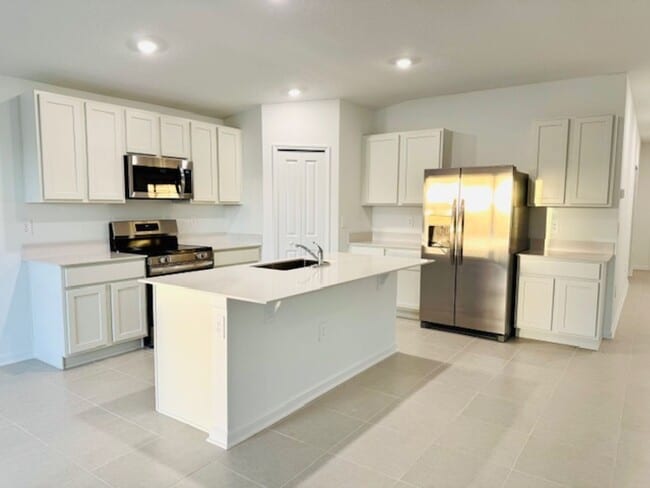 Building Photo - Home For Rent in Haines City with 4 Bedrooms and 2 Baths