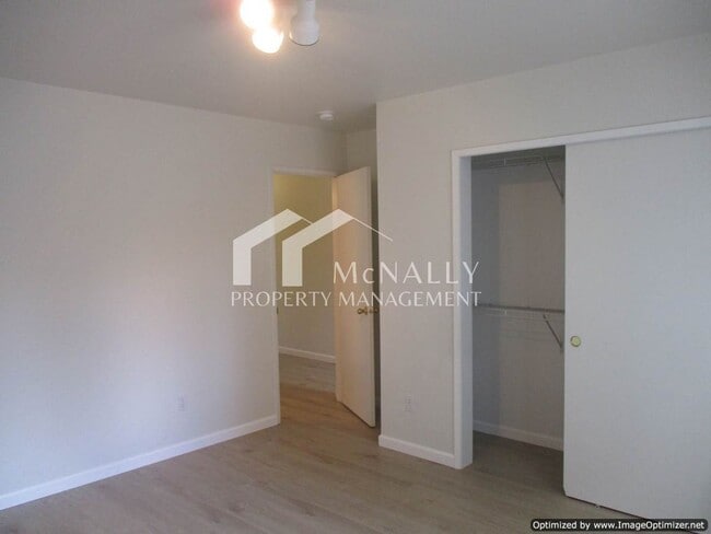 Building Photo - 2 Bedroom, 1.5 Bathroom Townhouse in Port ...
