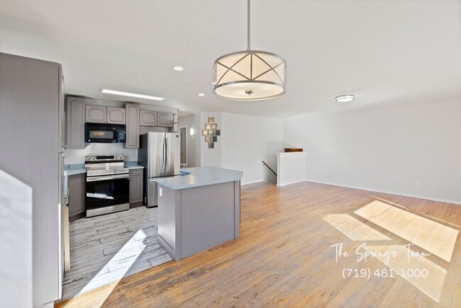 Building Photo - CHARMING 5BD/3BA NEAR FT CARSON - Deposit Waiver Available