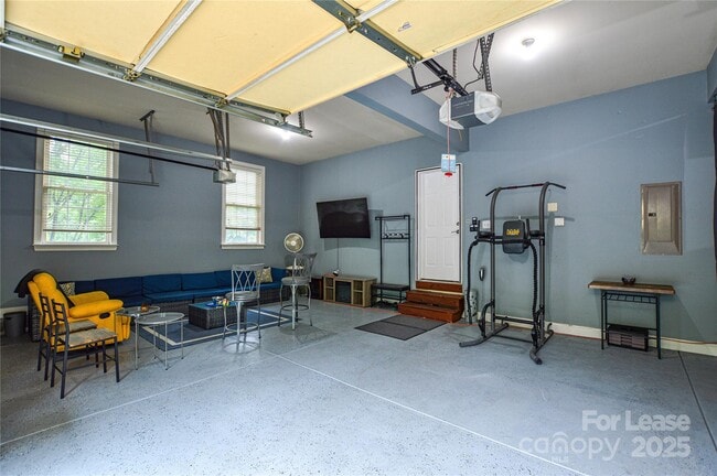 Building Photo - 5004 Woodview Ln