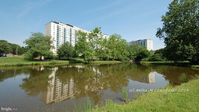 Building Photo - 10401 Grosvenor Pl